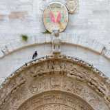 Gli archi esterni del portale centrale, invece, ospitano un agnello con croce e delle formelle con i simboli degli evangelisti: leone alato, angelo, aquila e toro. Sopra l�Agnus Dei ecco il Cristo Pantocratore, la Madonna e San Giovanni Battista accompagnati da apostoli e angeli